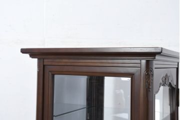 中古　美品!!　国会議事堂納品の高級家具メーカー　徳田家具　上品な彫りの意匠が魅力的な縦型キュリオケース(ガラスケース、ショーケース、飾り棚、ディスプレイ棚、キャビネット、店舗什器)(R-082136)