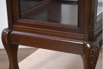 中古　美品!!　国会議事堂納品の高級家具メーカー　徳田家具　上品な彫りの意匠が魅力的な縦型キュリオケース(ガラスケース、ショーケース、飾り棚、ディスプレイ棚、キャビネット、店舗什器)(R-082136)