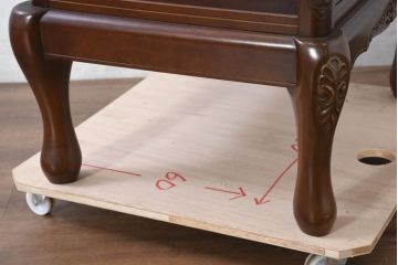 中古　美品!!　国会議事堂納品の高級家具メーカー　徳田家具　上品な彫りの意匠が魅力的な縦型キュリオケース(ガラスケース、ショーケース、飾り棚、ディスプレイ棚、キャビネット、店舗什器)(R-082136)