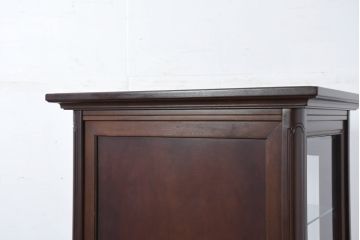 中古　美品!!　国会議事堂納品の高級家具メーカー　徳田家具　上品な彫りの意匠が魅力的な縦型キュリオケース(ガラスケース、ショーケース、飾り棚、ディスプレイ棚、キャビネット、店舗什器)(R-082136)
