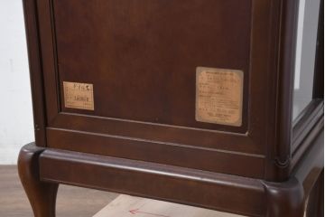 中古　美品!!　国会議事堂納品の高級家具メーカー　徳田家具　上品な彫りの意匠が魅力的な縦型キュリオケース(ガラスケース、ショーケース、飾り棚、ディスプレイ棚、キャビネット、店舗什器)(R-082136)