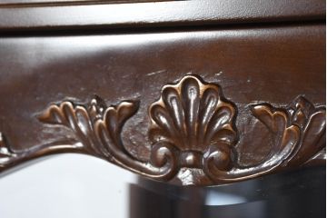 中古　美品!!　国会議事堂納品の高級家具メーカー　徳田家具　上品な彫りの意匠が魅力的な縦型キュリオケース(ガラスケース、ショーケース、飾り棚、ディスプレイ棚、キャビネット、店舗什器)(R-082136)