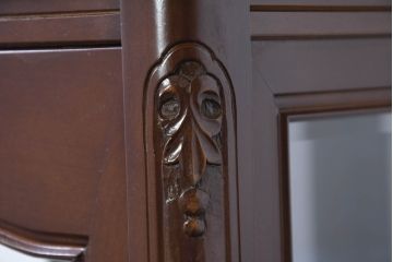 中古　美品!!　国会議事堂納品の高級家具メーカー　徳田家具　上品な彫りの意匠が魅力的な縦型キュリオケース(ガラスケース、ショーケース、飾り棚、ディスプレイ棚、キャビネット、店舗什器)(R-082136)