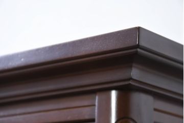 中古　美品!!　国会議事堂納品の高級家具メーカー　徳田家具　上品な彫りの意匠が魅力的な縦型キュリオケース(ガラスケース、ショーケース、飾り棚、ディスプレイ棚、キャビネット、店舗什器)(R-082136)