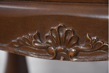 中古　美品!!　国会議事堂納品の高級家具メーカー　徳田家具　上品な彫りの意匠が魅力的な縦型キュリオケース(ガラスケース、ショーケース、飾り棚、ディスプレイ棚、キャビネット、店舗什器)(R-082136)