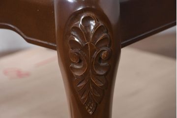 中古　美品!!　国会議事堂納品の高級家具メーカー　徳田家具　上品な彫りの意匠が魅力的な縦型キュリオケース(ガラスケース、ショーケース、飾り棚、ディスプレイ棚、キャビネット、店舗什器)(R-082136)