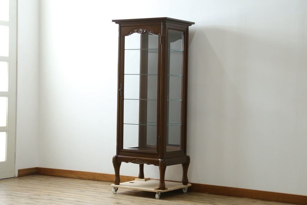 中古　美品!!　国会議事堂納品の高級家具メーカー　徳田家具　上品な彫りの意匠が魅力的な縦型キュリオケース　(R-082136)