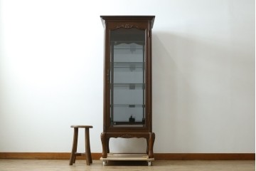 中古　美品!!　国会議事堂納品の高級家具メーカー　徳田家具　上品な彫りの意匠が魅力的な縦型キュリオケース　(R-082136)