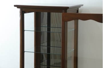 中古　美品!!　国会議事堂納品の高級家具メーカー　徳田家具　上品な彫りの意匠が魅力的な縦型キュリオケース　(R-082136)