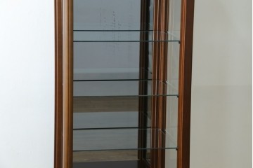中古　美品!!　国会議事堂納品の高級家具メーカー　徳田家具　上品な彫りの意匠が魅力的な縦型キュリオケース　(R-082136)