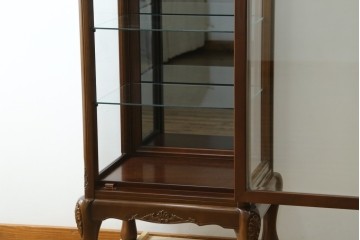 中古　美品!!　国会議事堂納品の高級家具メーカー　徳田家具　上品な彫りの意匠が魅力的な縦型キュリオケース　(R-082136)
