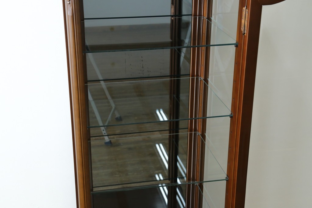 中古　美品!!　国会議事堂納品の高級家具メーカー　徳田家具　上品な彫りの意匠が魅力的な縦型キュリオケース　(R-082136)