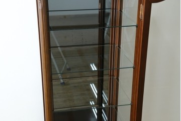 中古　美品!!　国会議事堂納品の高級家具メーカー　徳田家具　上品な彫りの意匠が魅力的な縦型キュリオケース　(R-082136)