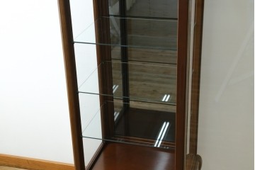 中古　美品!!　国会議事堂納品の高級家具メーカー　徳田家具　上品な彫りの意匠が魅力的な縦型キュリオケース　(R-082136)