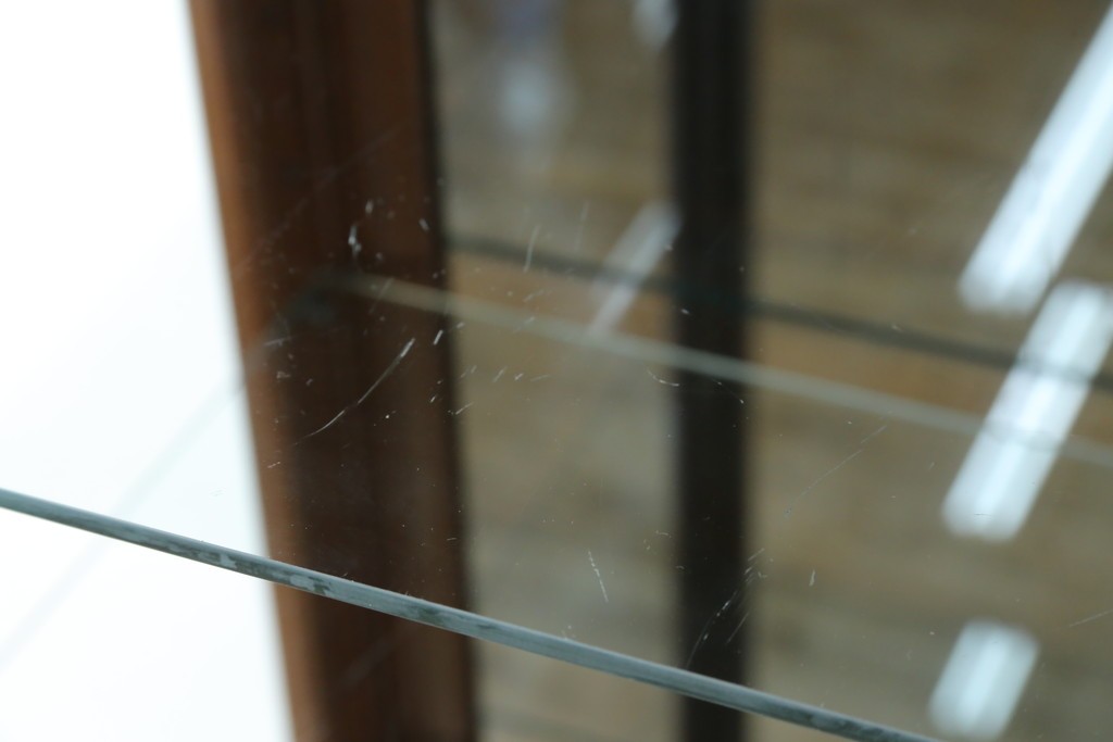 中古　美品!!　国会議事堂納品の高級家具メーカー　徳田家具　上品な彫りの意匠が魅力的な縦型キュリオケース　(R-082136)