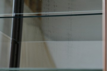 中古　美品!!　国会議事堂納品の高級家具メーカー　徳田家具　上品な彫りの意匠が魅力的な縦型キュリオケース　(R-082136)