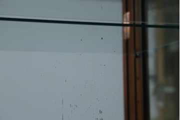 中古　美品!!　国会議事堂納品の高級家具メーカー　徳田家具　上品な彫りの意匠が魅力的な縦型キュリオケース　(R-082136)