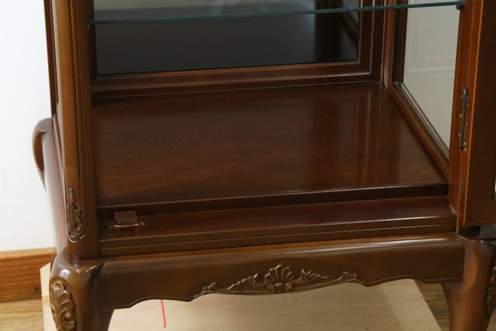 中古　美品!!　国会議事堂納品の高級家具メーカー　徳田家具　上品な彫りの意匠が魅力的な縦型キュリオケース　(R-082136)