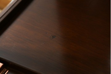 中古　美品!!　国会議事堂納品の高級家具メーカー　徳田家具　上品な彫りの意匠が魅力的な縦型キュリオケース　(R-082136)