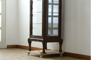 中古　美品!!　国会議事堂納品の高級家具メーカー　徳田家具　上品な彫りの意匠が魅力的な縦型キュリオケース　(R-082136)