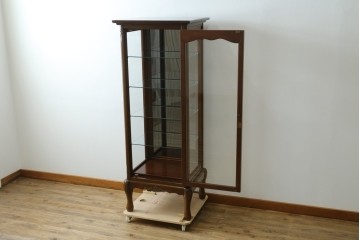 中古　美品!!　国会議事堂納品の高級家具メーカー　徳田家具　上品な彫りの意匠が魅力的な縦型キュリオケース　(R-082136)