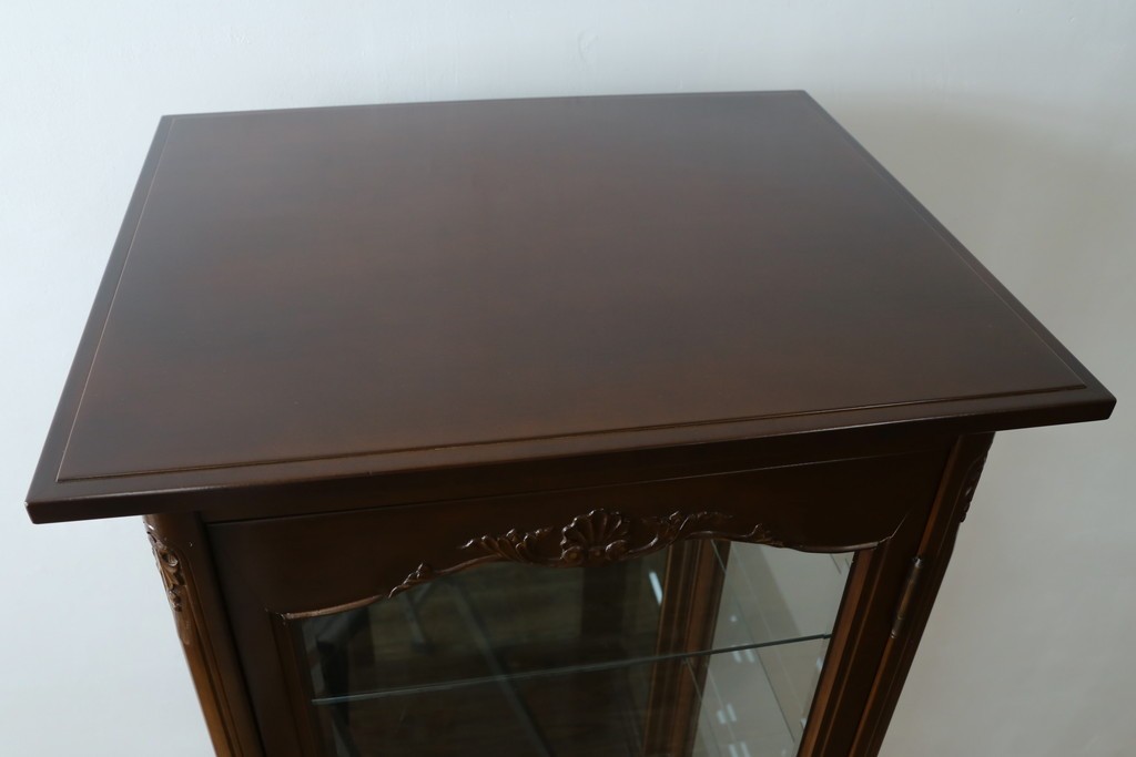 中古　美品!!　国会議事堂納品の高級家具メーカー　徳田家具　上品な彫りの意匠が魅力的な縦型キュリオケース　(R-082136)