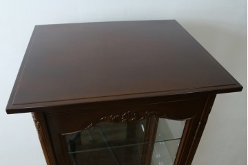 中古　美品!!　国会議事堂納品の高級家具メーカー　徳田家具　上品な彫りの意匠が魅力的な縦型キュリオケース　(R-082136)