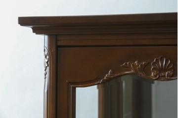 中古　美品!!　国会議事堂納品の高級家具メーカー　徳田家具　上品な彫りの意匠が魅力的な縦型キュリオケース　(R-082136)