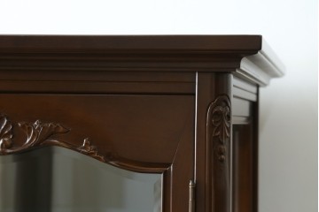 中古　美品!!　国会議事堂納品の高級家具メーカー　徳田家具　上品な彫りの意匠が魅力的な縦型キュリオケース　(R-082136)