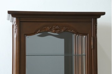 中古　美品!!　国会議事堂納品の高級家具メーカー　徳田家具　上品な彫りの意匠が魅力的な縦型キュリオケース　(R-082136)