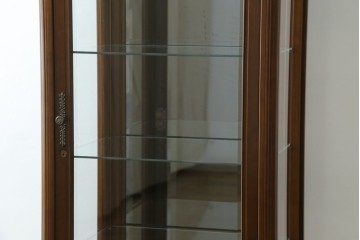 中古　美品!!　国会議事堂納品の高級家具メーカー　徳田家具　上品な彫りの意匠が魅力的な縦型キュリオケース　(R-082136)