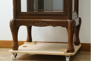中古　美品!!　国会議事堂納品の高級家具メーカー　徳田家具　上品な彫りの意匠が魅力的な縦型キュリオケース　(R-082136)
