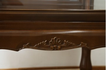 中古　美品!!　国会議事堂納品の高級家具メーカー　徳田家具　上品な彫りの意匠が魅力的な縦型キュリオケース　(R-082136)