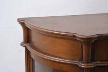 中古　イタリア　曲げガラス入り　クラシカルな雰囲気を醸し出すラウンドサイドキャビネット(Rガラス、半月型、半円型、飾り棚、ガラスケース、ショーケース、コレクションケース、ディスプレイケース、収納棚、戸棚)(R-082139)