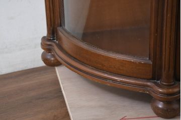 中古　イタリア　曲げガラス入り　クラシカルな雰囲気を醸し出すラウンドサイドキャビネット(Rガラス、半月型、半円型、飾り棚、ガラスケース、ショーケース、コレクションケース、ディスプレイケース、収納棚、戸棚)(R-082139)