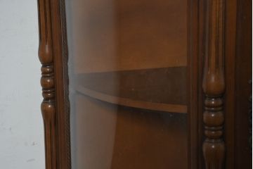 中古　イタリア　曲げガラス入り　クラシカルな雰囲気を醸し出すラウンドサイドキャビネット(Rガラス、半月型、半円型、飾り棚、ガラスケース、ショーケース、コレクションケース、ディスプレイケース、収納棚、戸棚)(R-082139)