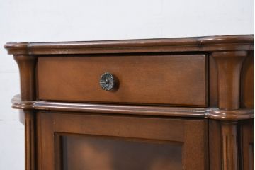 中古　イタリア　曲げガラス入り　クラシカルな雰囲気を醸し出すラウンドサイドキャビネット(Rガラス、半月型、半円型、飾り棚、ガラスケース、ショーケース、コレクションケース、ディスプレイケース、収納棚、戸棚)(R-082139)