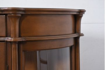 中古　イタリア　曲げガラス入り　クラシカルな雰囲気を醸し出すラウンドサイドキャビネット(Rガラス、半月型、半円型、飾り棚、ガラスケース、ショーケース、コレクションケース、ディスプレイケース、収納棚、戸棚)(R-082139)