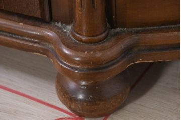 中古　イタリア　曲げガラス入り　クラシカルな雰囲気を醸し出すラウンドサイドキャビネット(Rガラス、半月型、半円型、飾り棚、ガラスケース、ショーケース、コレクションケース、ディスプレイケース、収納棚、戸棚)(R-082139)