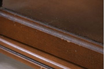 中古　イタリア　曲げガラス入り　クラシカルな雰囲気を醸し出すラウンドサイドキャビネット(Rガラス、半月型、半円型、飾り棚、ガラスケース、ショーケース、コレクションケース、ディスプレイケース、収納棚、戸棚)(R-082139)