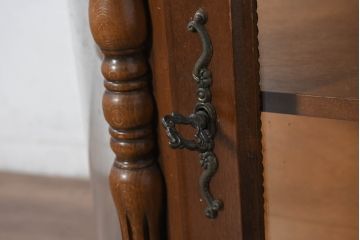 中古　イタリア　曲げガラス入り　クラシカルな雰囲気を醸し出すラウンドサイドキャビネット(Rガラス、半月型、半円型、飾り棚、ガラスケース、ショーケース、コレクションケース、ディスプレイケース、収納棚、戸棚)(R-082139)