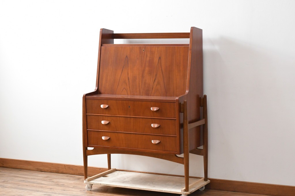 デンマークビンテージ　オークレッグ　ローズウッド?　チーク材　クラシカルな雰囲気を盛り立てるライティングビューロー　(R-082141)