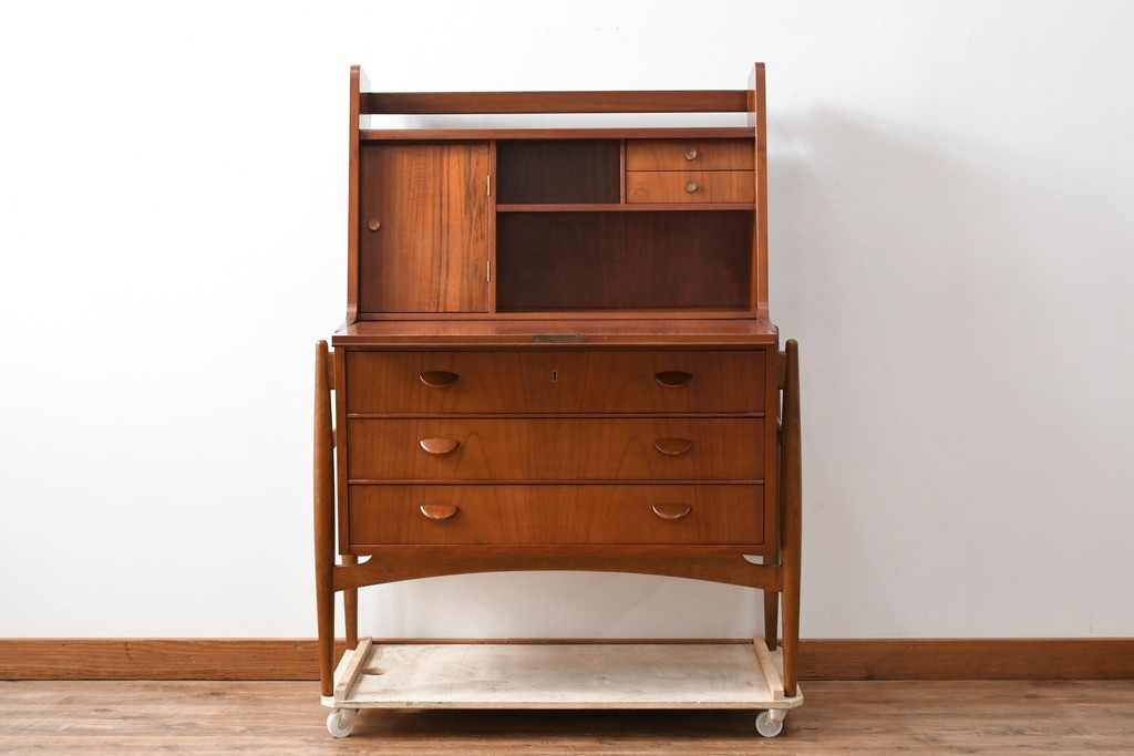 デンマークビンテージ　オークレッグ　ローズウッド?　チーク材　クラシカルな雰囲気を盛り立てるライティングビューロー　(R-082141)