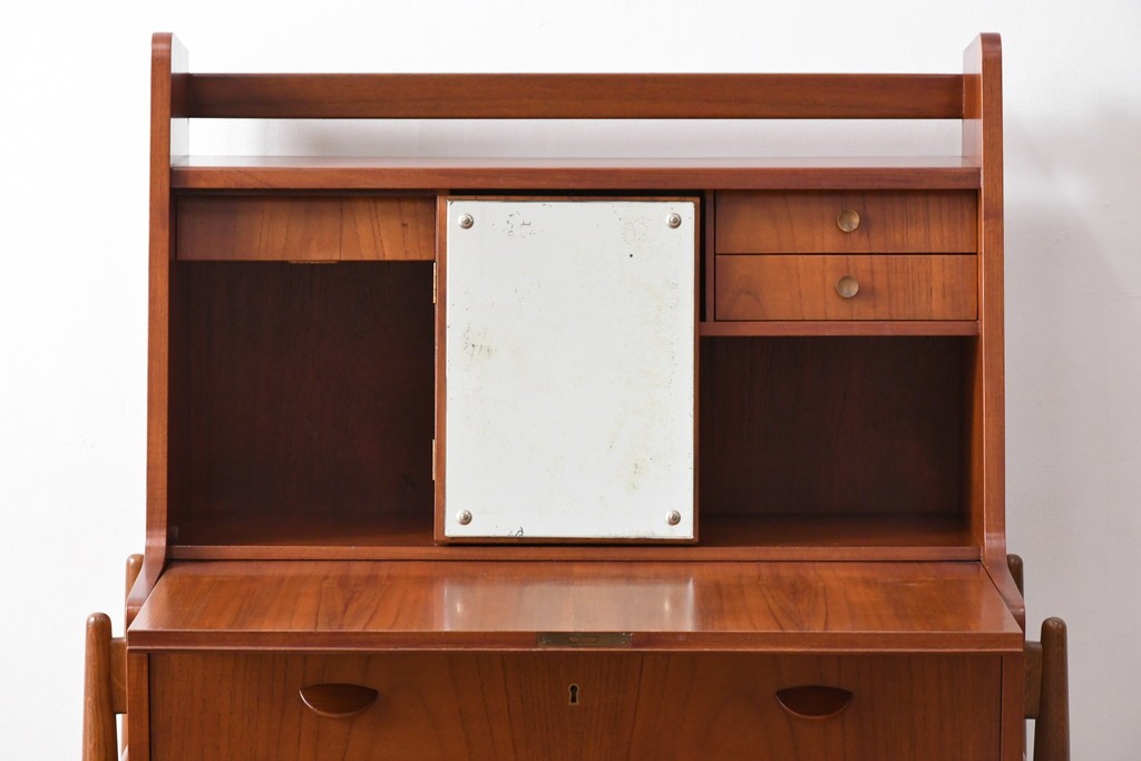 デンマークビンテージ　オークレッグ　ローズウッド?　チーク材　クラシカルな雰囲気を盛り立てるライティングビューロー　(R-082141)