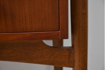 デンマークビンテージ　オークレッグ　ローズウッド?　チーク材　クラシカルな雰囲気を盛り立てるライティングビューロー　(R-082141)