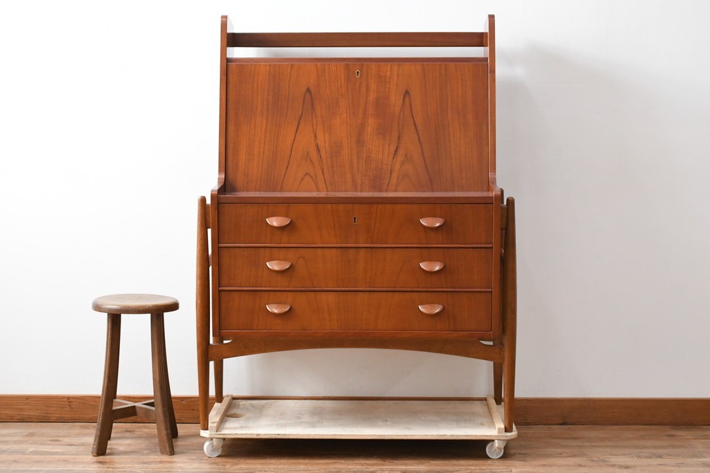 デンマークビンテージ　オークレッグ　ローズウッド?　チーク材　クラシカルな雰囲気を盛り立てるライティングビューロー　(R-082141)