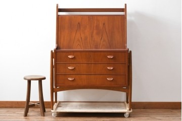 デンマークビンテージ　オークレッグ　ローズウッド?　チーク材　クラシカルな雰囲気を盛り立てるライティングビューロー　(R-082141)