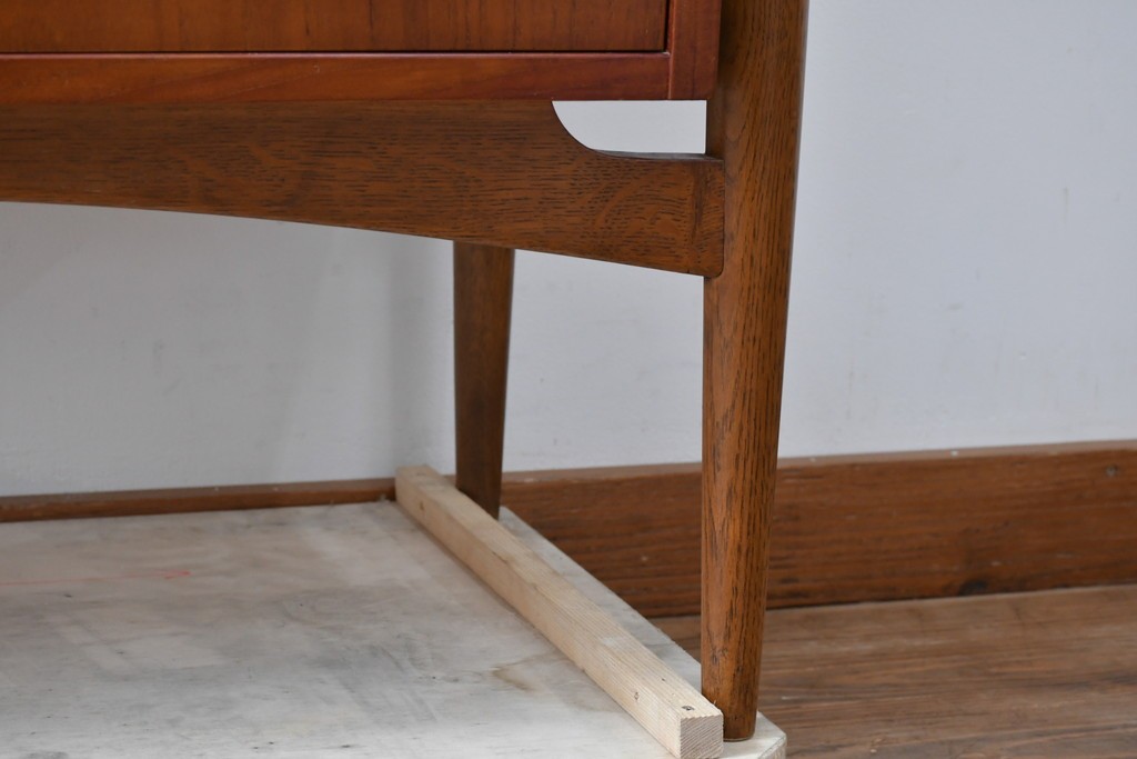 デンマークビンテージ　オークレッグ　ローズウッド?　チーク材　クラシカルな雰囲気を盛り立てるライティングビューロー　(R-082141)