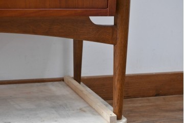 デンマークビンテージ　オークレッグ　ローズウッド?　チーク材　クラシカルな雰囲気を盛り立てるライティングビューロー　(R-082141)