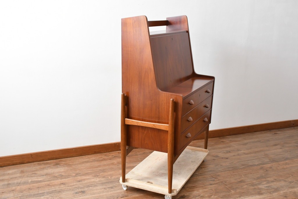 デンマークビンテージ　オークレッグ　ローズウッド?　チーク材　クラシカルな雰囲気を盛り立てるライティングビューロー　(R-082141)